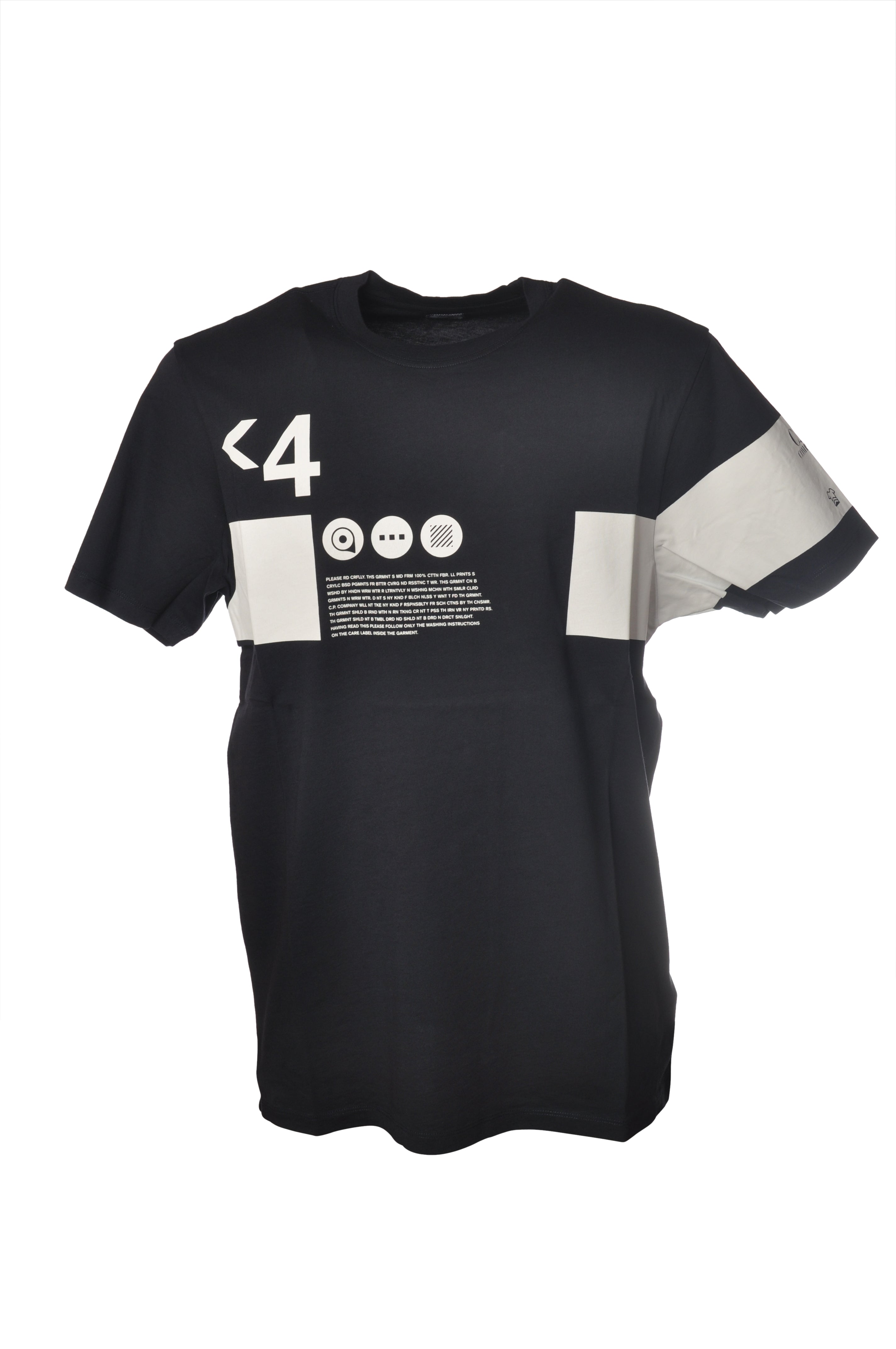 Modello a 45 gradi con t-shirt blu nan Stampa con dettagli chiari