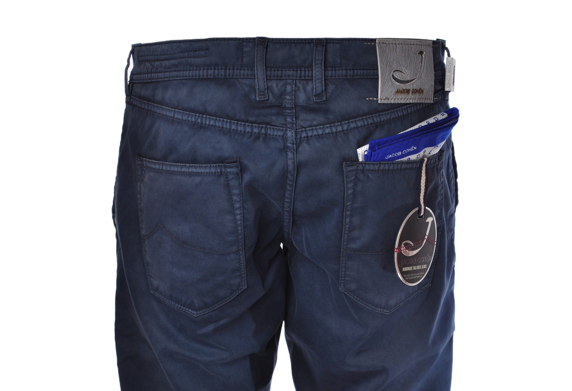 Particolare delle tasche e bottoni del pantalone chino gamba stretta blu Jacob Cohen
