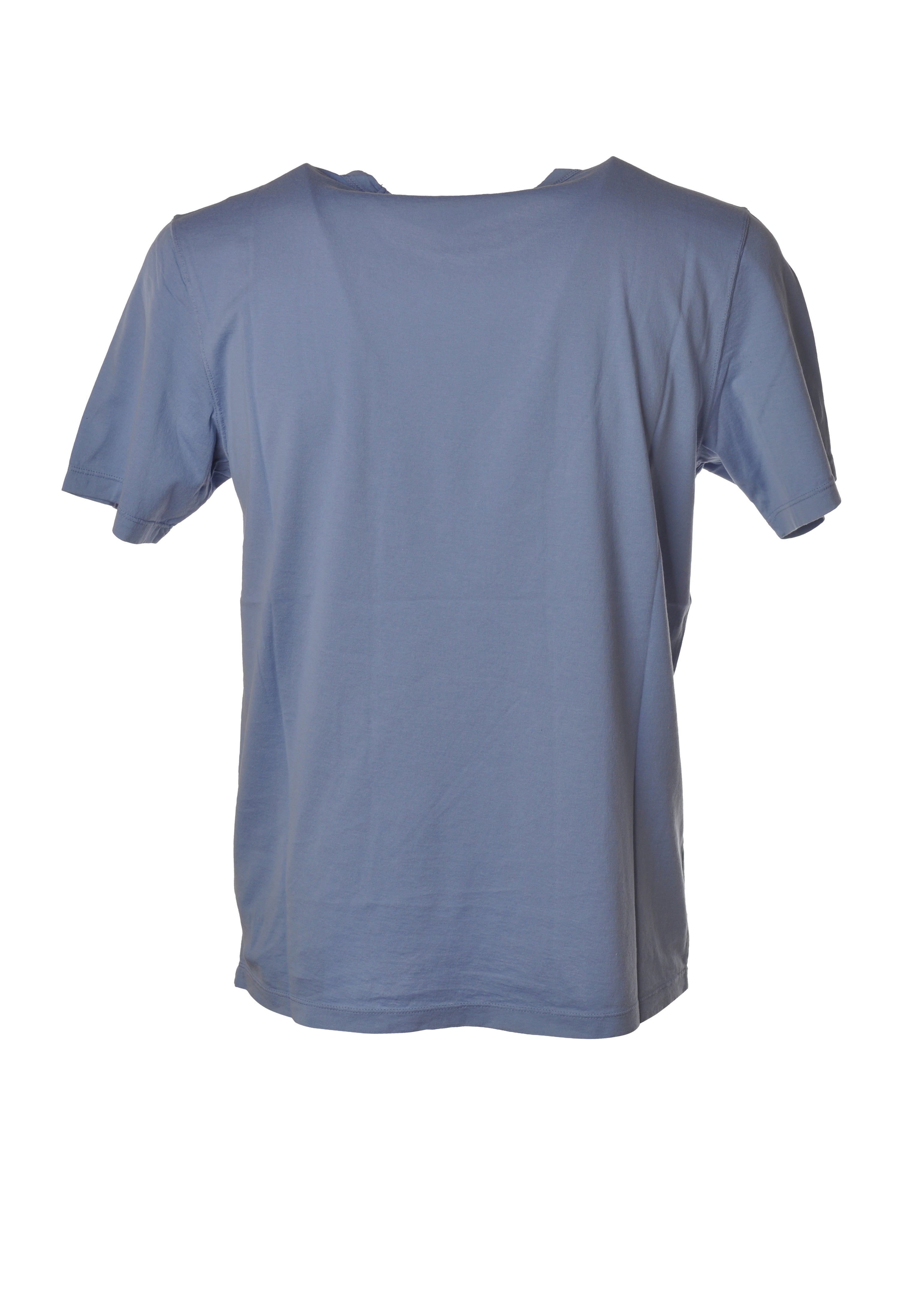 Dettaglio logo su t-shirt celeste nan logo Stampa Scritta con dettagli chiari