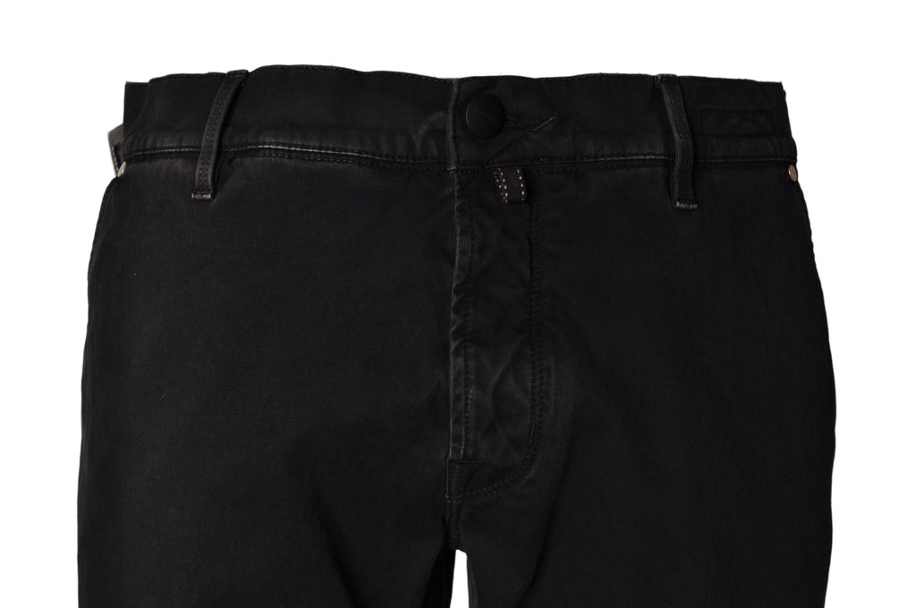 Focus on the hem and length of jeans chino slim black Jacob Cohen