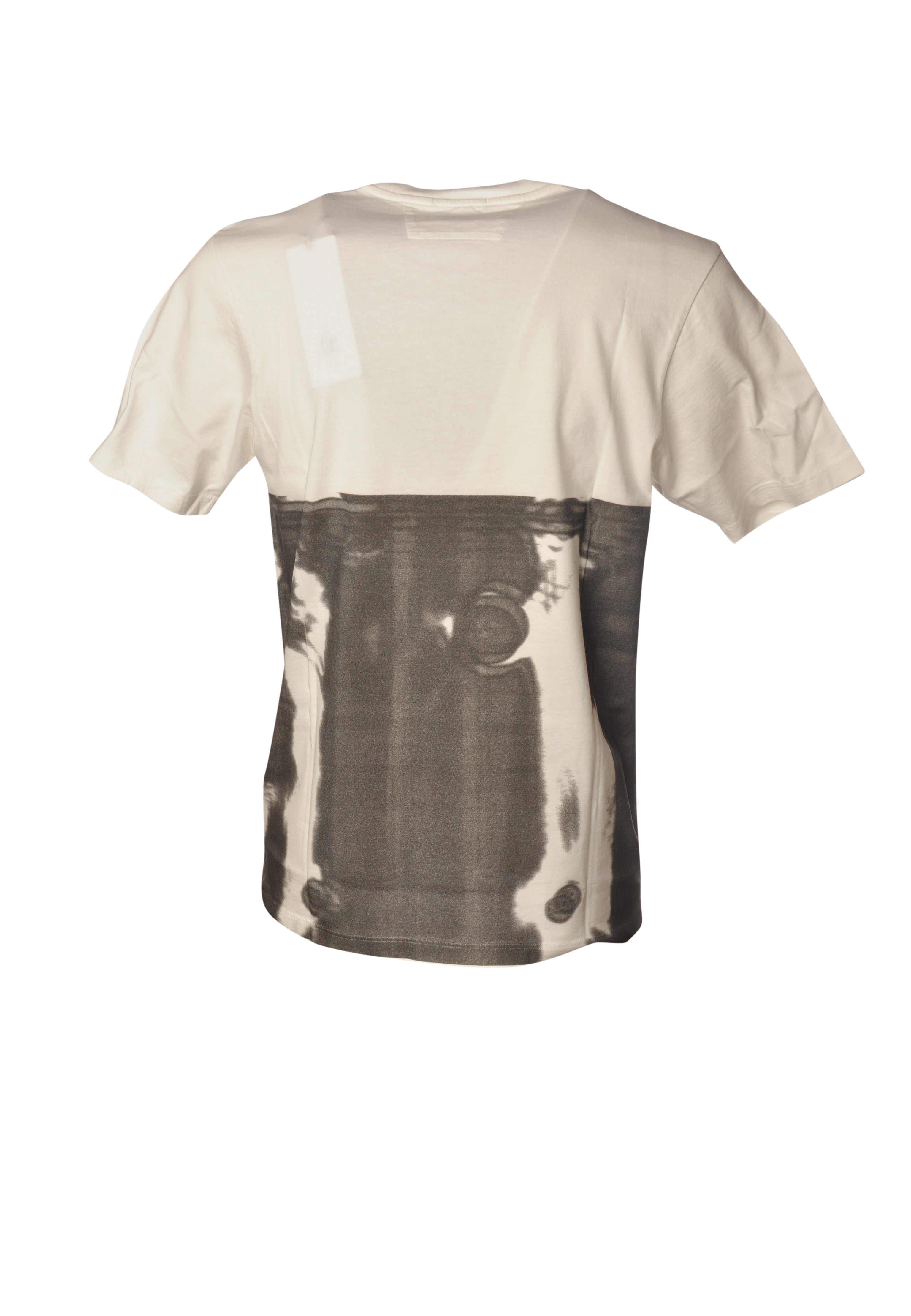 Dettaglio logo su t-shirt bianco nan logo Stampa con dettagli chiari