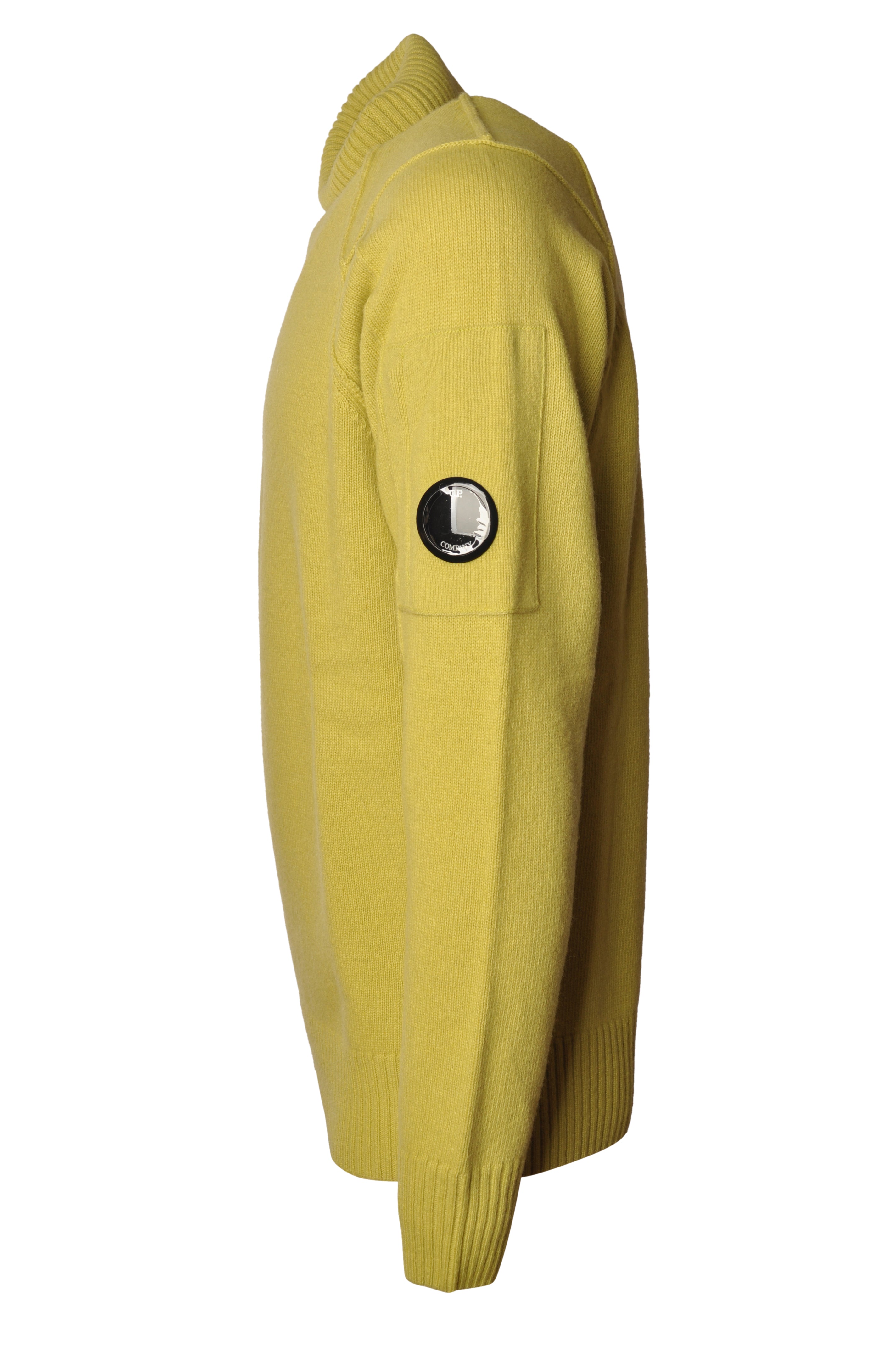 Close-up dettagli, maglia collo alto cedro spalla raglan manica a rilievo C.P. Company da uomo