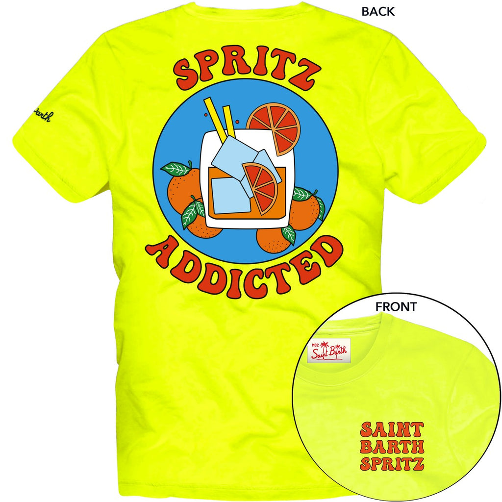 Close-up dettagli t-shirt giallo scritta “SPRITZ” Saint Barth