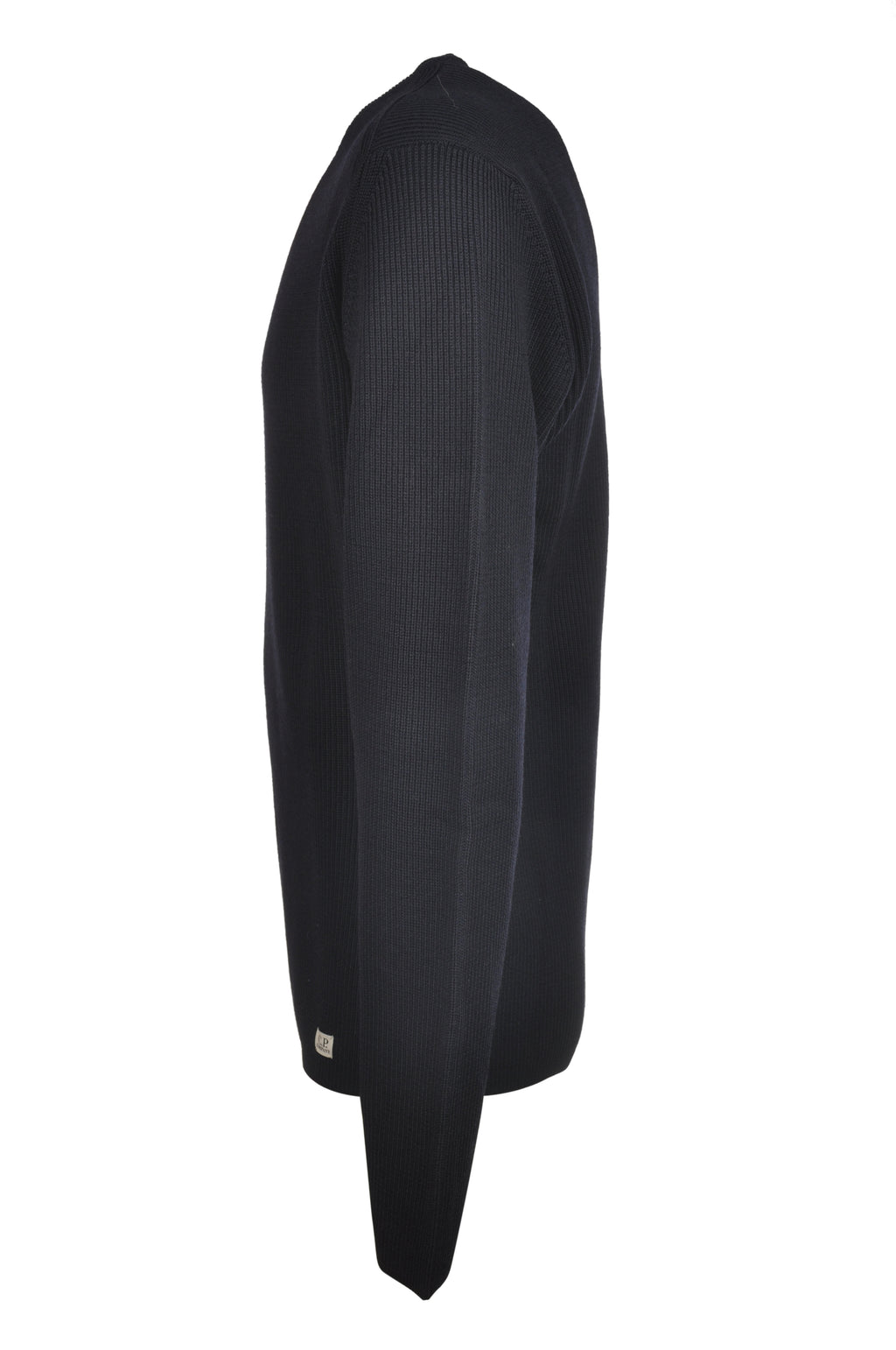 Dettaglio maglione blu a costine C.P. Company da uomo in lana merino