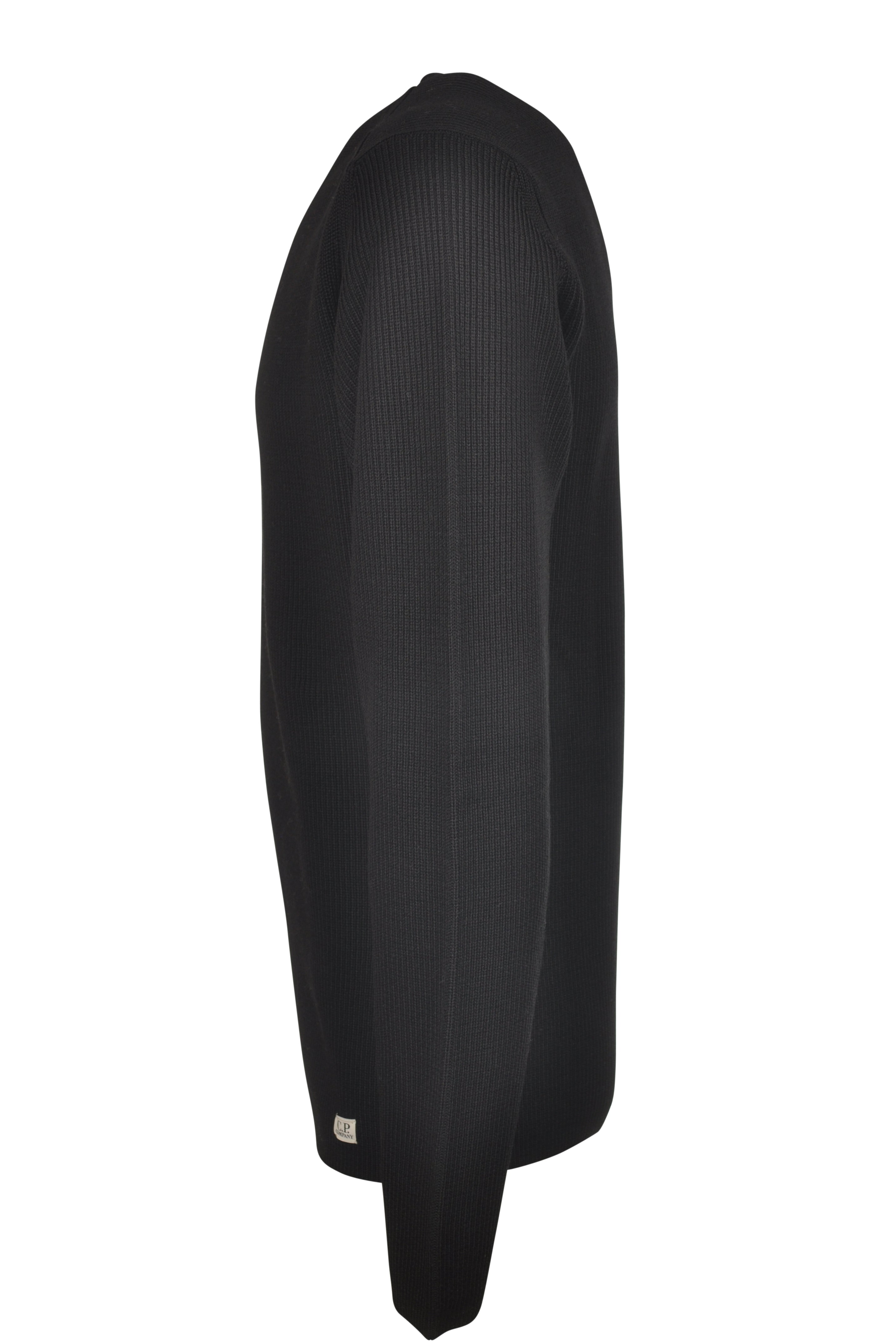 Close-up dettagli, maglione nero a costine C.P. Company da uomo in lana merino