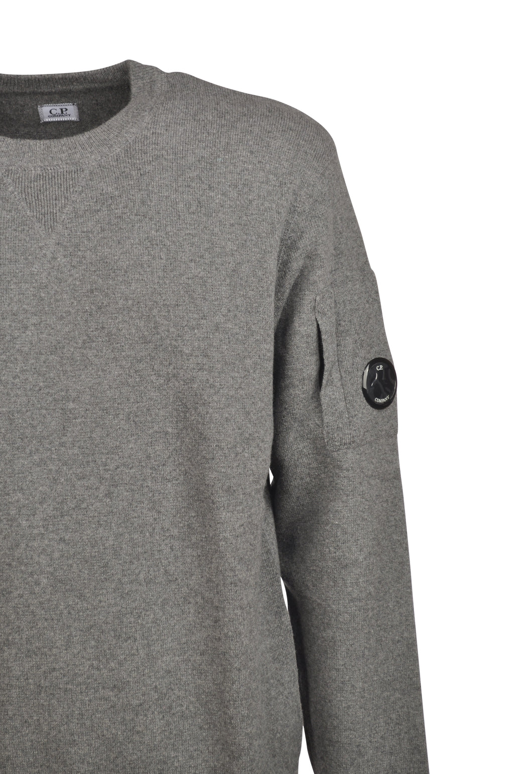 Close-up dettagli, maglia girocollo grigio medio a costine C.P. Company da uomo in lana