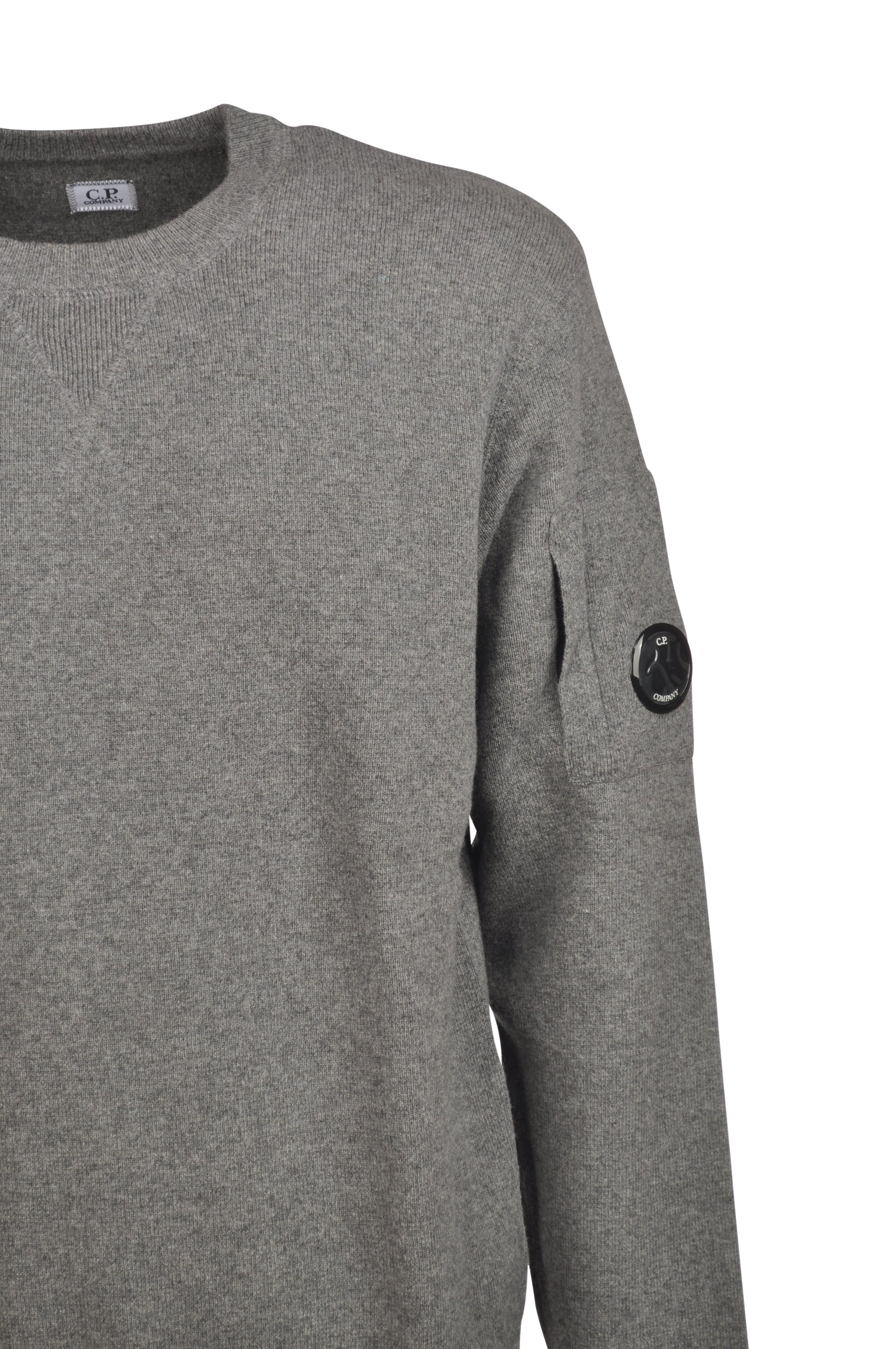 Close-up dettagli, maglia girocollo grigio medio a costine C.P. Company da uomo in lana
