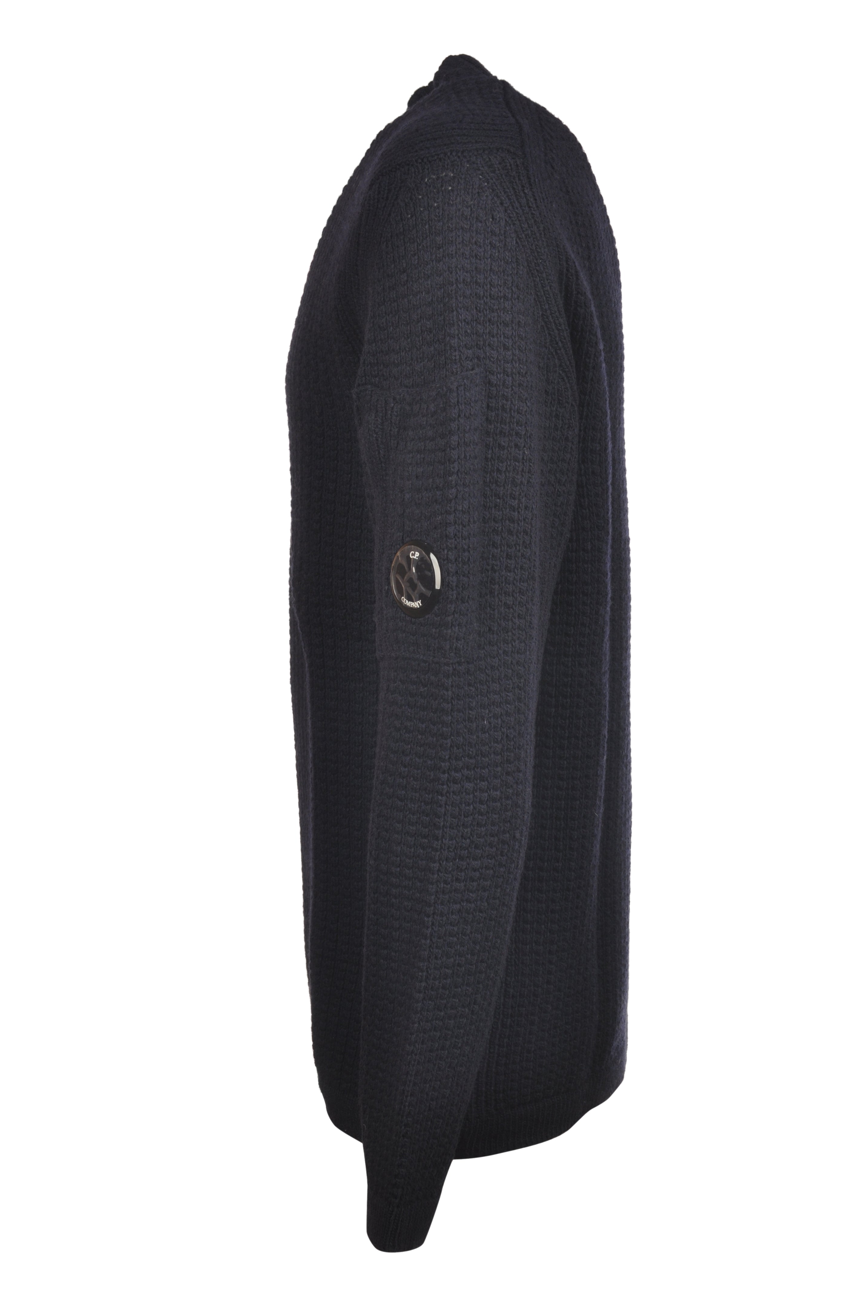 Close-up dettagli, maglione blu a costine C.P. Company da uomo in lana