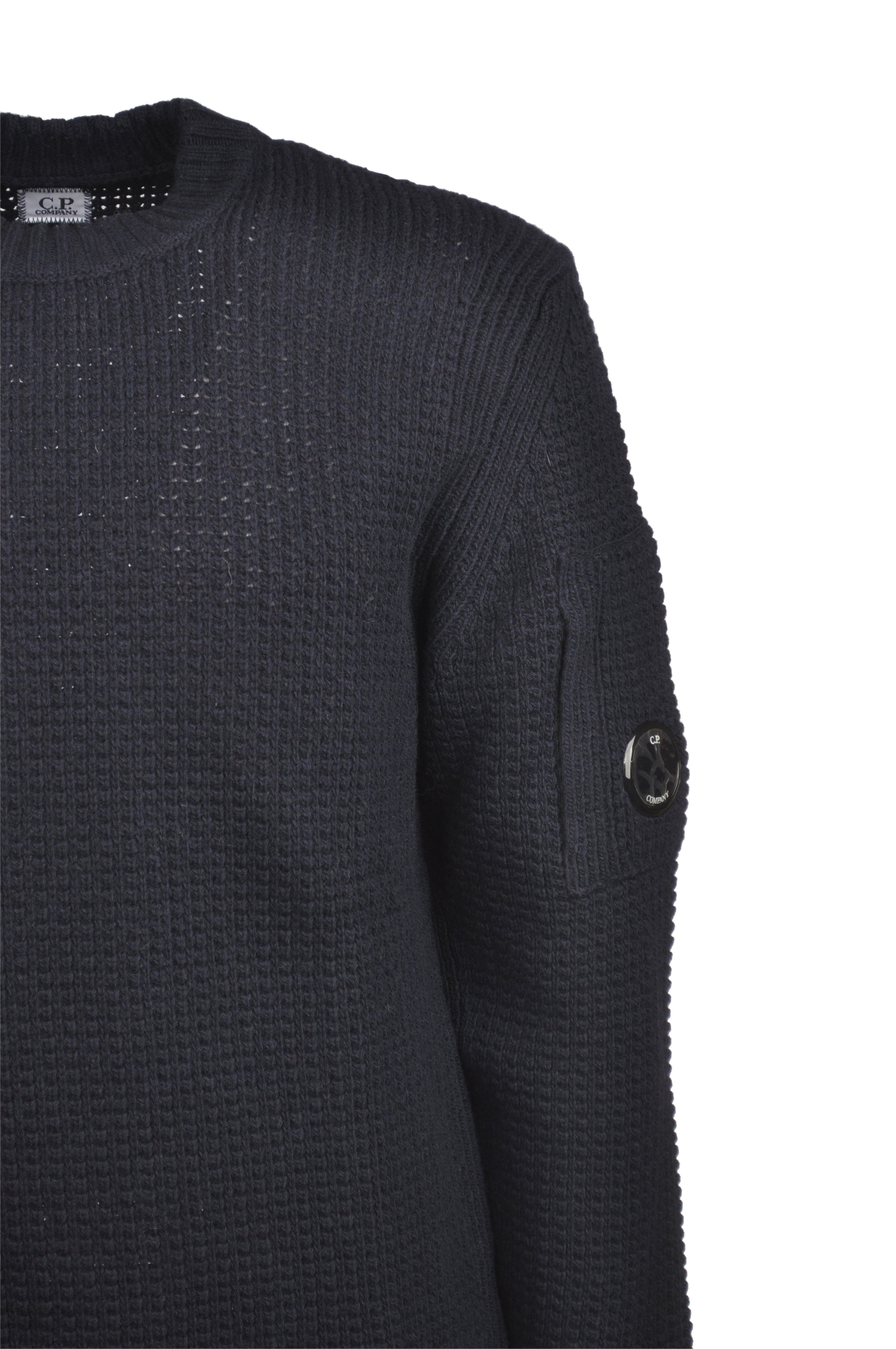 Dettaglio maglione blu a costine C.P. Company da uomo in lana