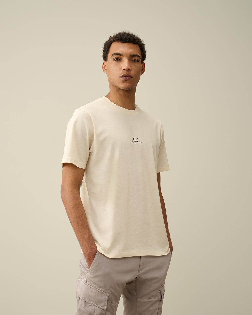 Dettaglio logo su t-shirt panna nan logo Stampa Grafica cotone jersey