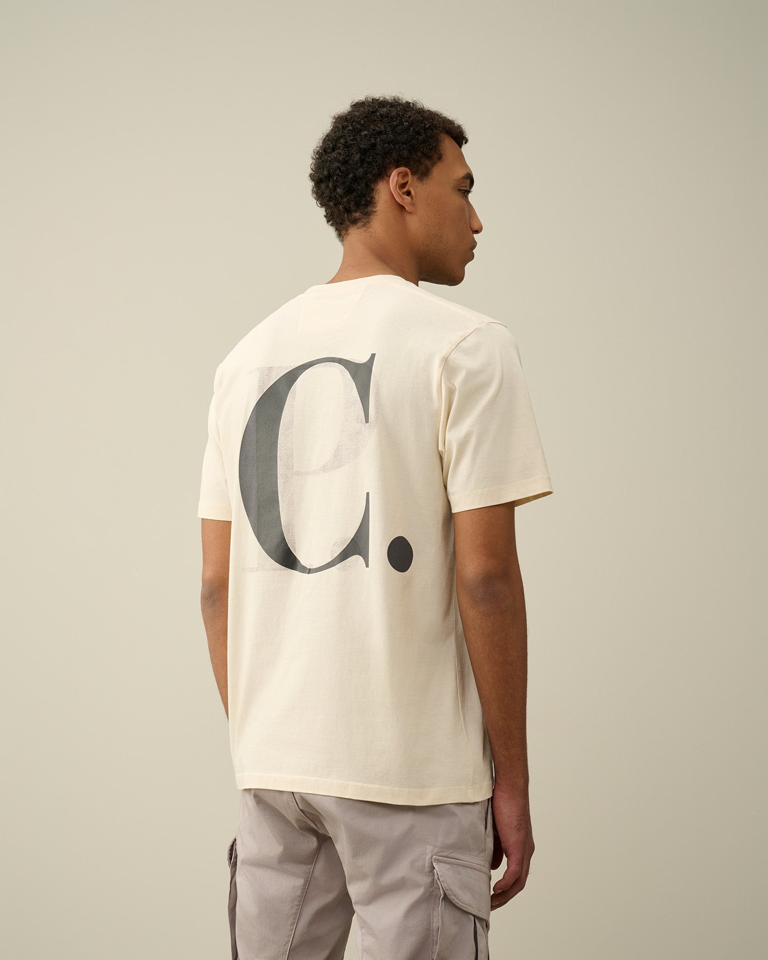 Modello a 45 gradi con t-shirt panna nan logo Stampa Grafica cotone jersey