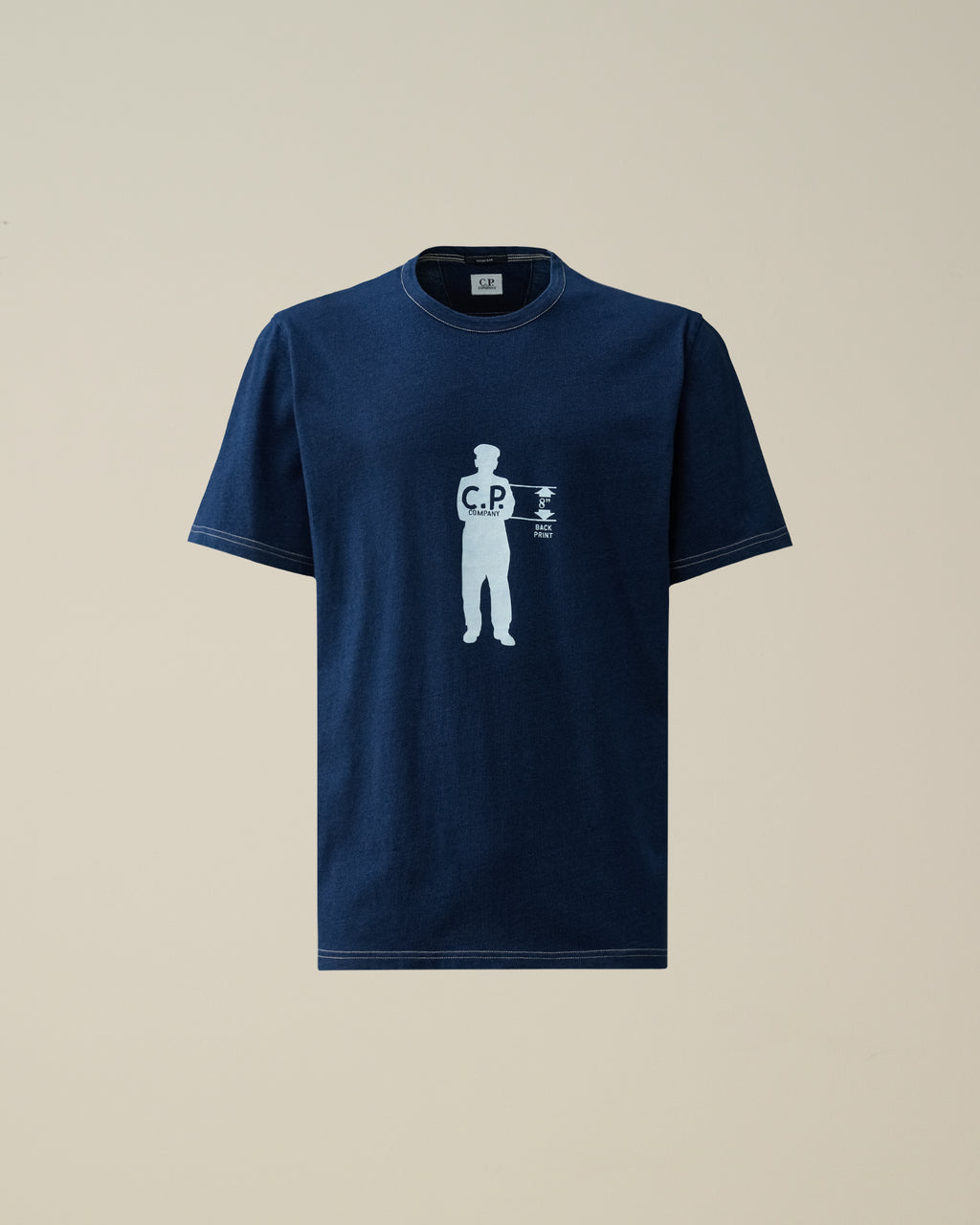 Modello a 45 gradi con t-shirt avio nan logo Stampa Grafica British Sailor cotone