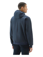 Modello indossa felpa softshell blu con cappuccio e zip Woolrich