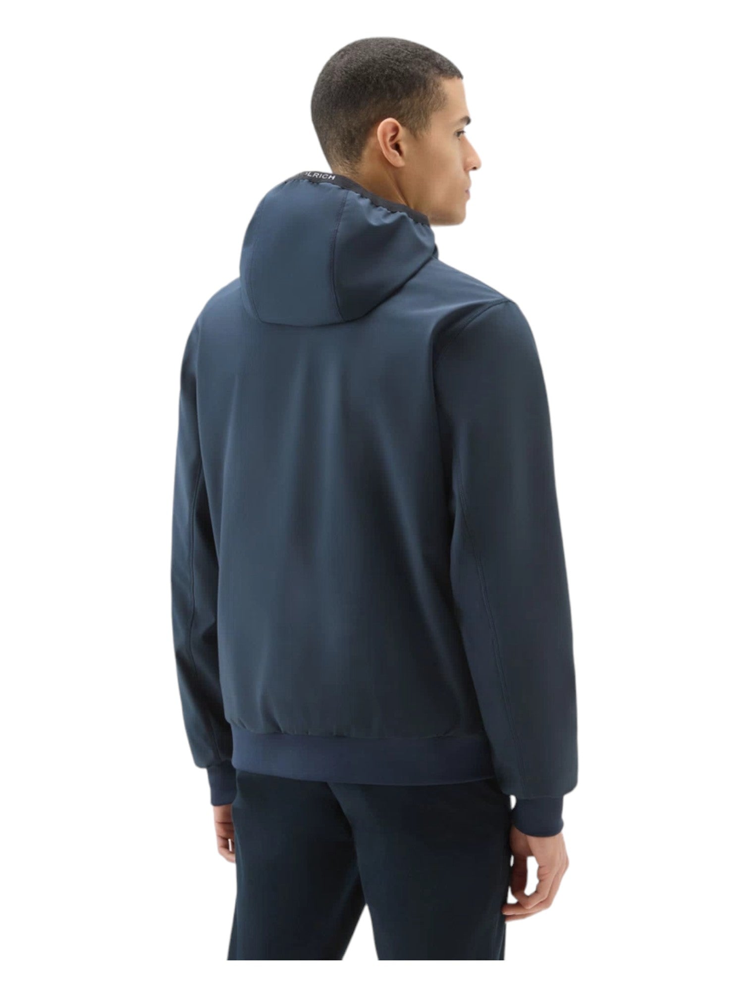 Modello indossa felpa softshell blu con cappuccio e zip Woolrich