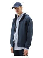 Modello indossa felpa softshell blu con cappuccio e zip Woolrich