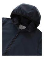 Modello indossa felpa softshell blu con cappuccio e zip Woolrich
