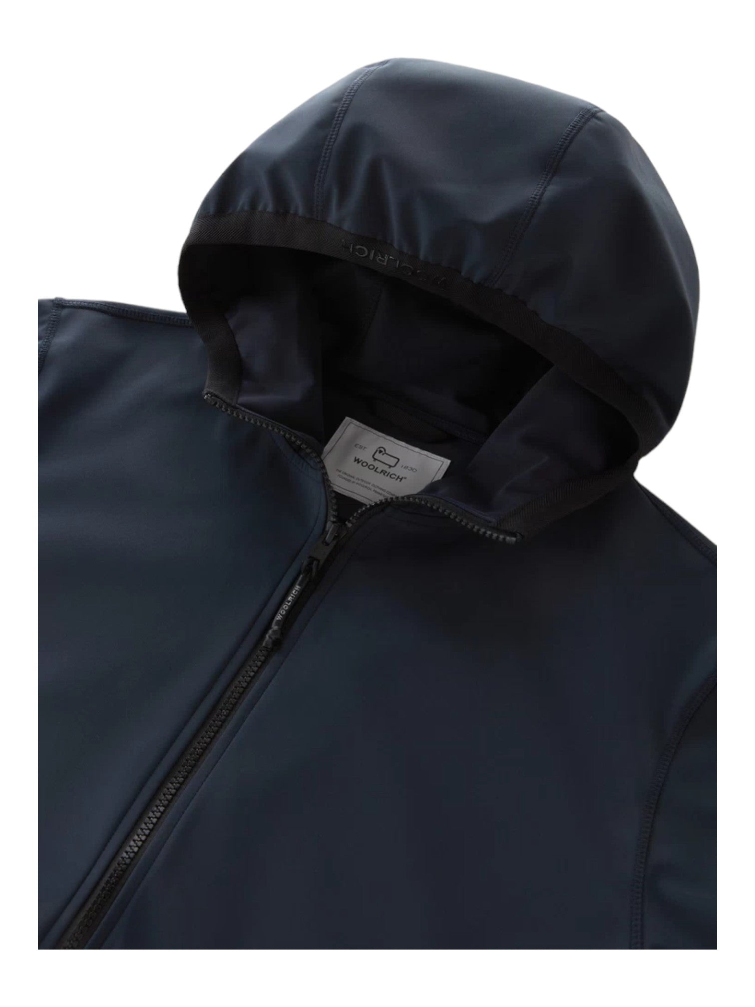 Modello indossa felpa softshell blu con cappuccio e zip Woolrich