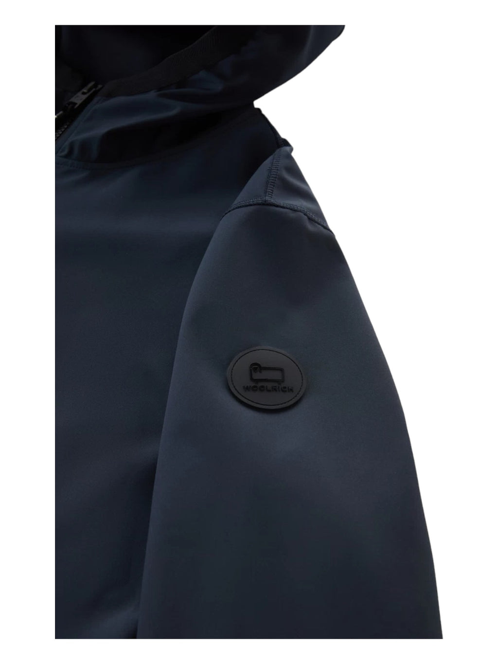 Modello indossa felpa softshell blu con cappuccio e zip Woolrich