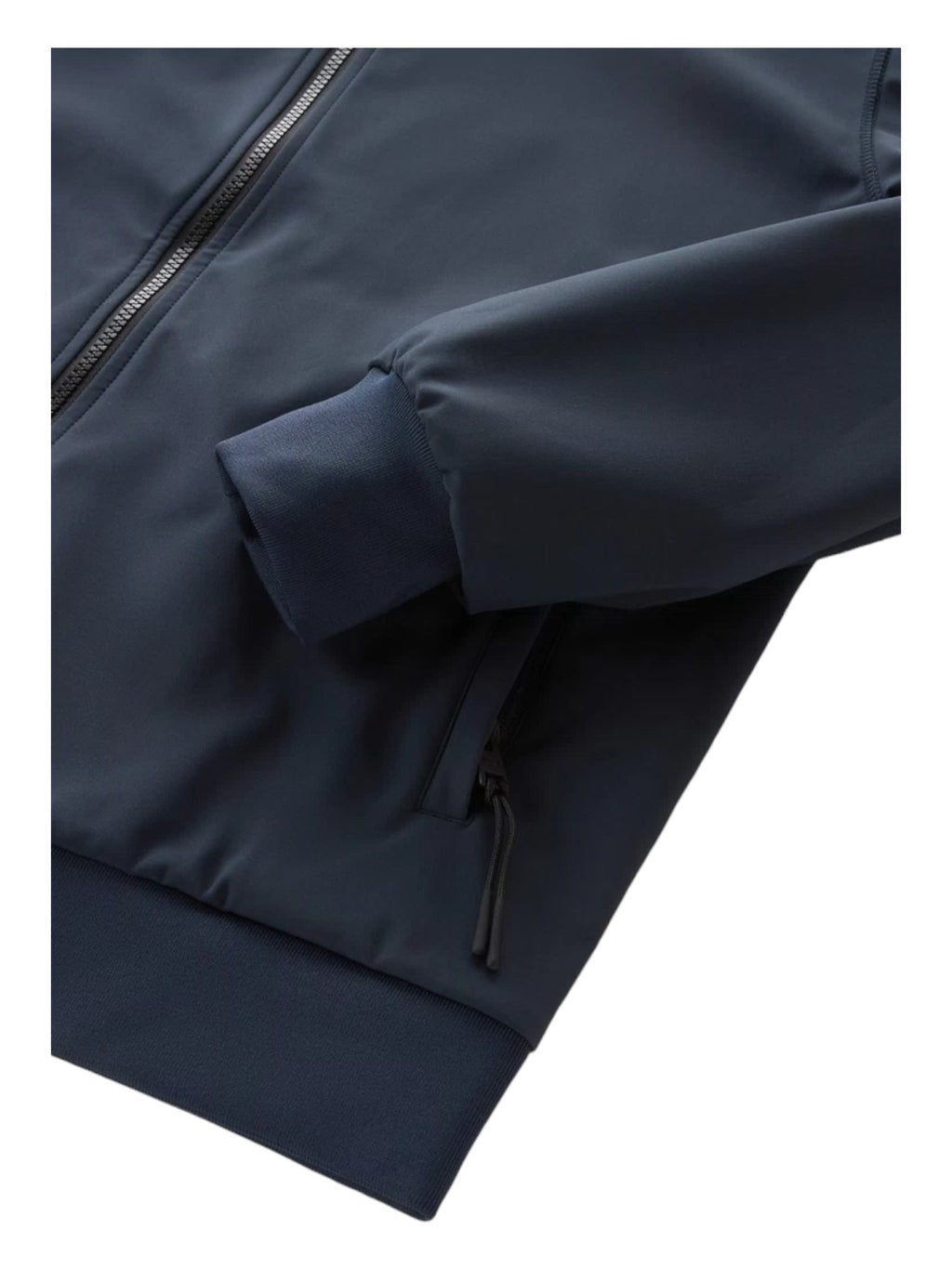 Modello indossa felpa softshell blu con cappuccio e zip Woolrich