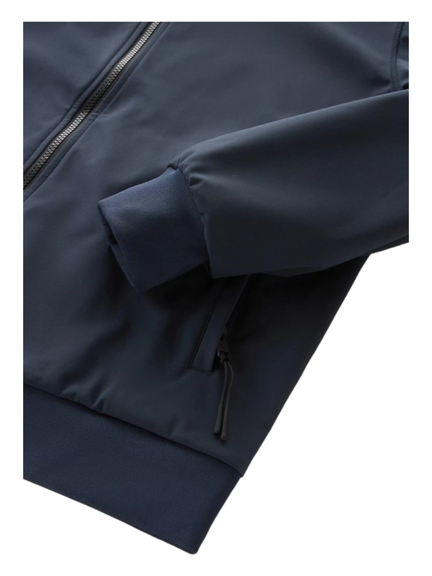 Modello indossa felpa softshell blu con cappuccio e zip Woolrich