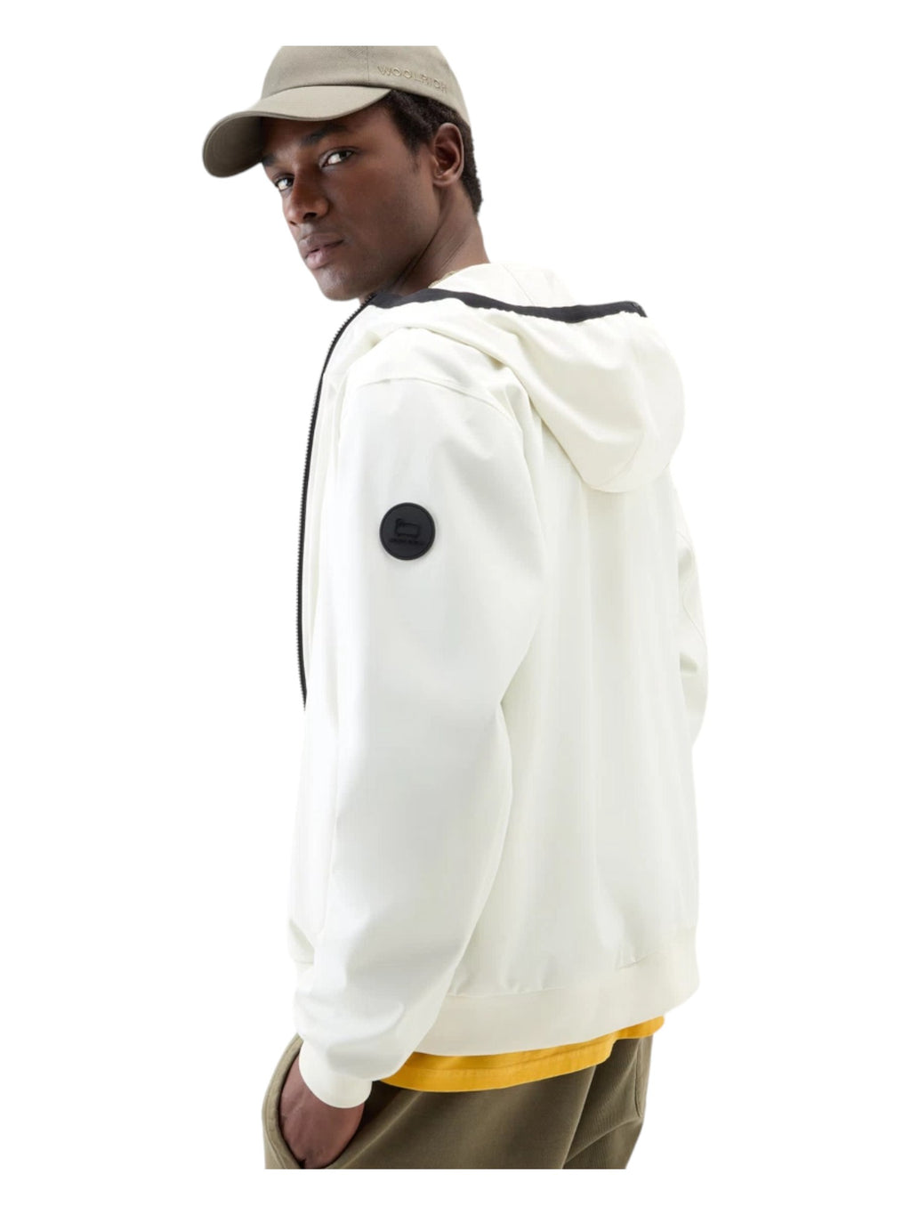 Modello indossa felpa softshell bianca con cappuccio e zip Woolrich