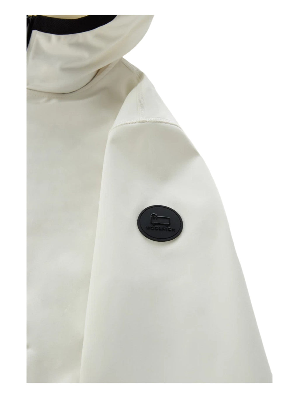 Modello indossa felpa softshell bianca con cappuccio e zip Woolrich