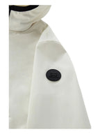 Modello indossa felpa softshell bianca con cappuccio e zip Woolrich