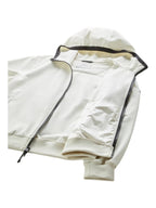 Modello indossa felpa softshell bianca con cappuccio e zip Woolrich