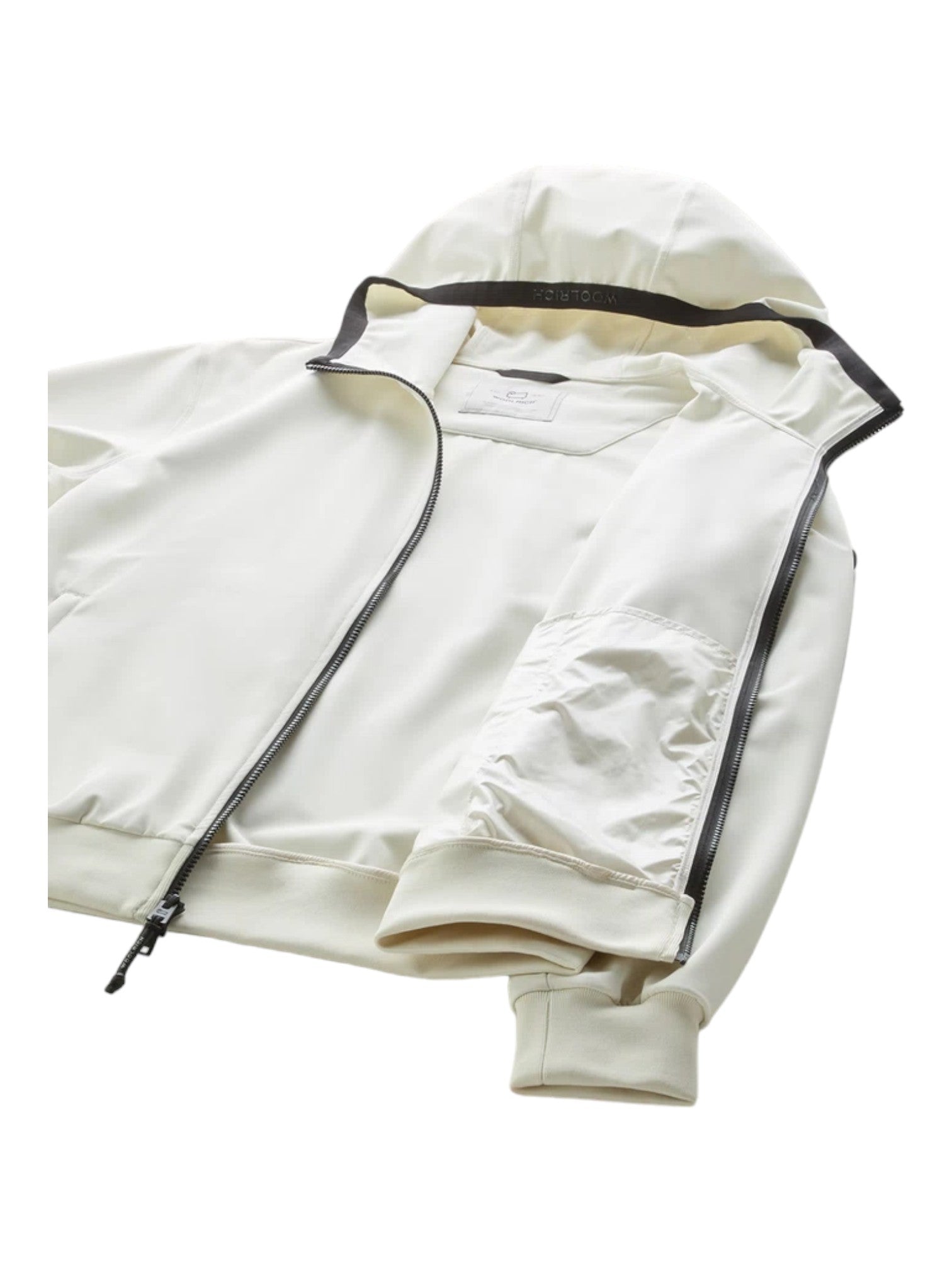 Modello indossa felpa softshell bianca con cappuccio e zip Woolrich