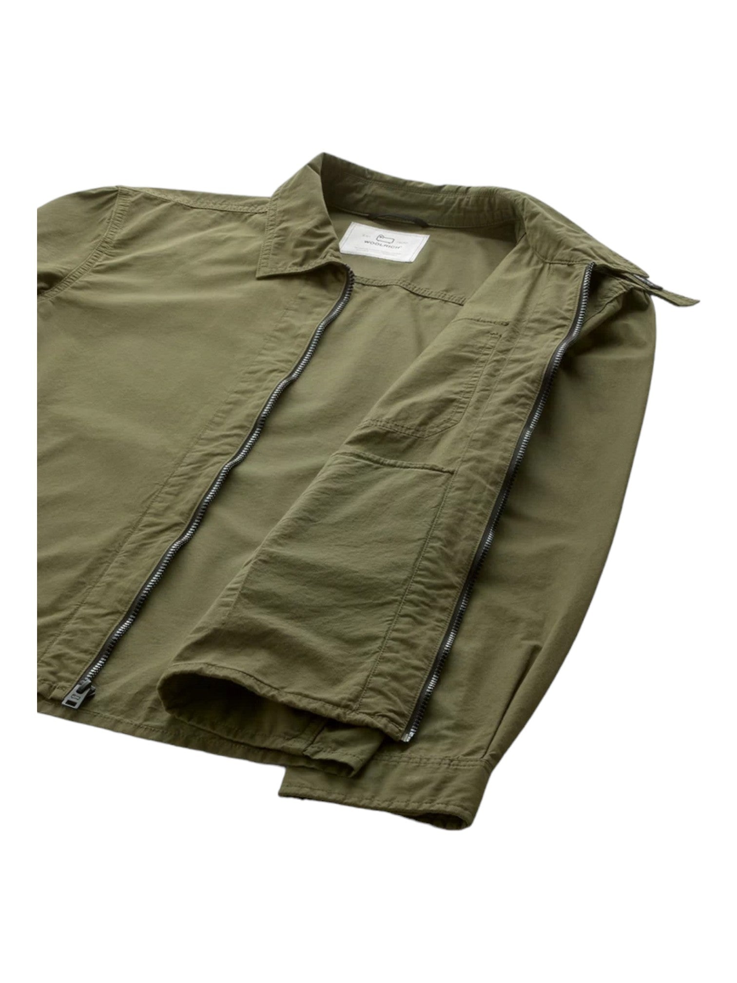 Modello indossa giacca camicia verde in cotone con tasche e zip Woolrich