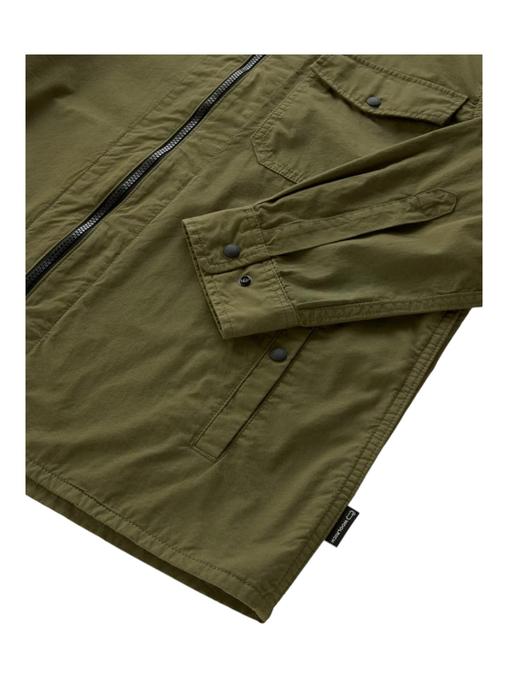 Modello indossa giacca camicia verde in cotone con tasche e zip Woolrich