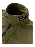 Modello indossa giacca camicia verde in cotone con tasche e zip Woolrich