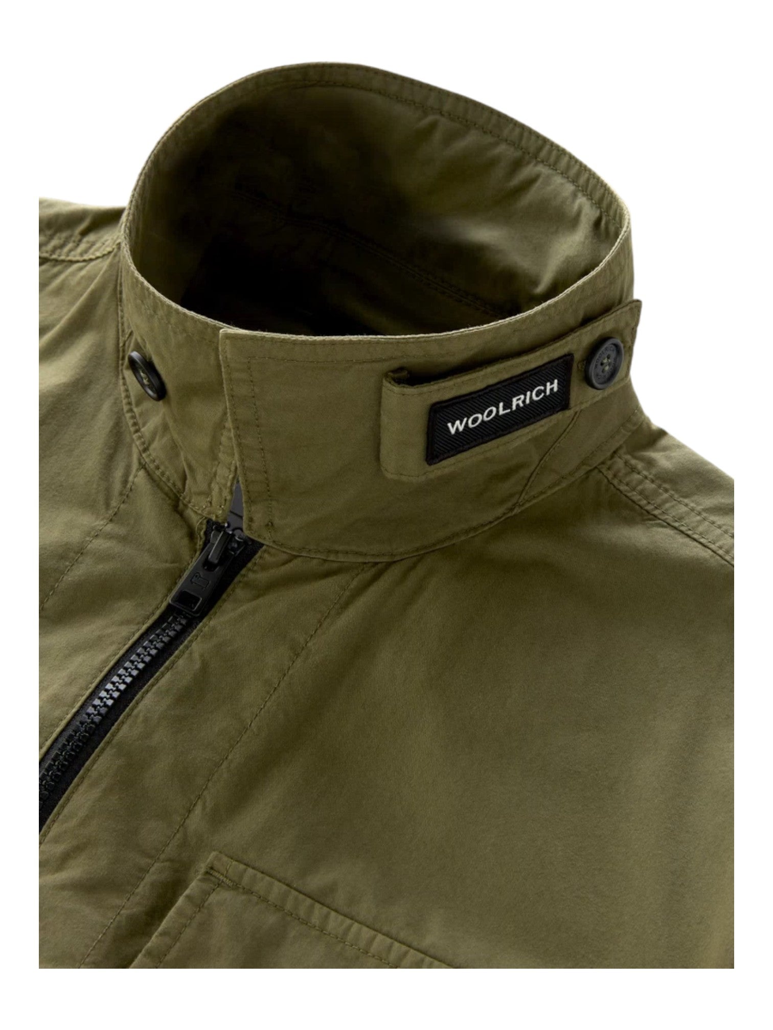 Modello indossa giacca camicia verde in cotone con tasche e zip Woolrich