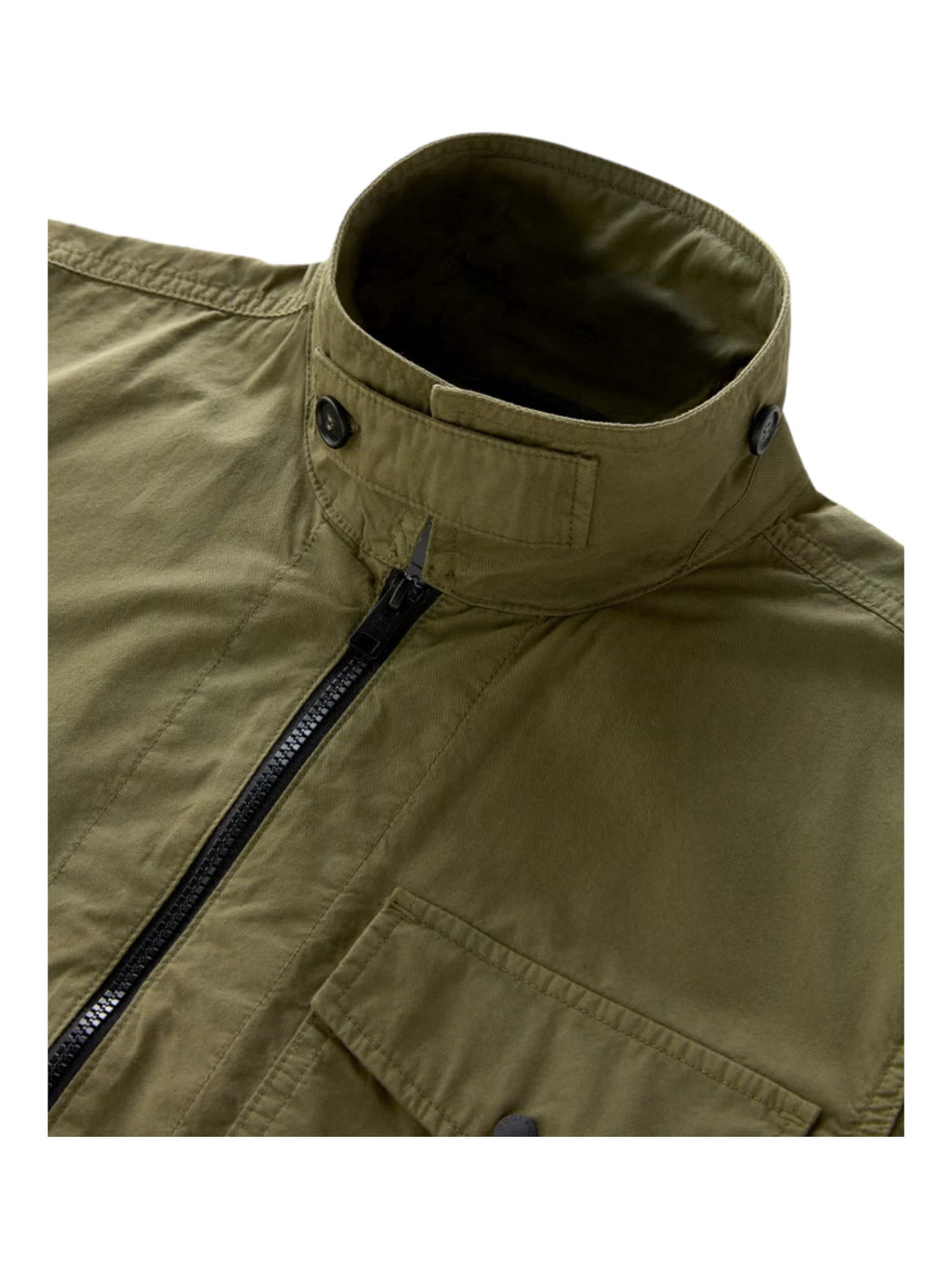 Modello indossa giacca camicia verde in cotone con tasche e zip Woolrich