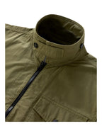 Modello indossa giacca camicia verde in cotone con tasche e zip Woolrich