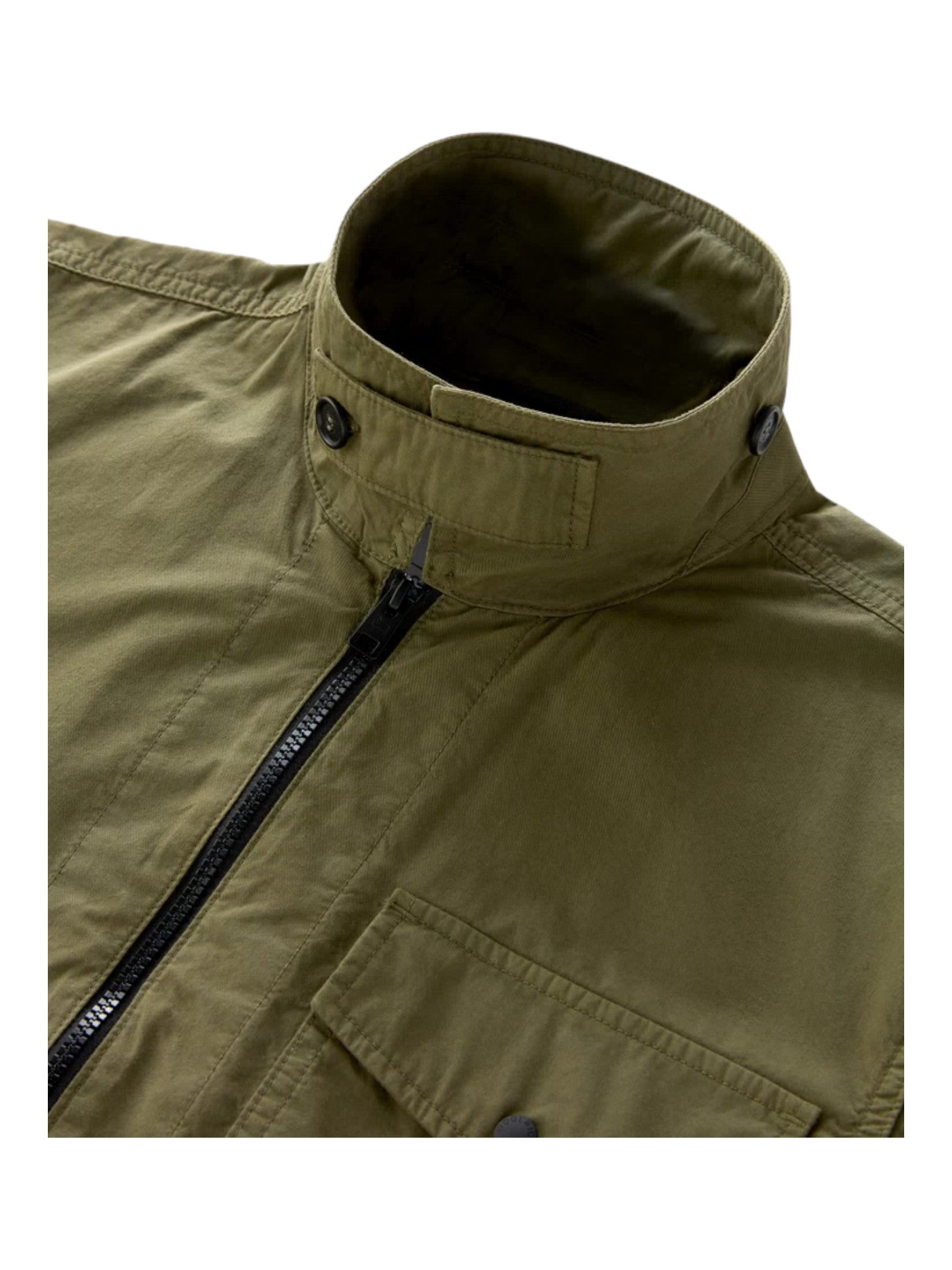 Modello indossa giacca camicia verde in cotone con tasche e zip Woolrich