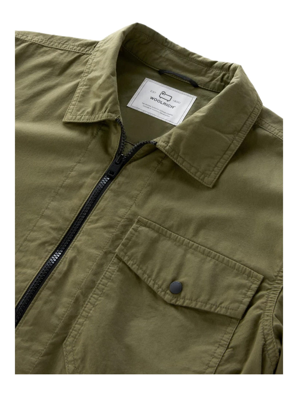 Modello indossa giacca camicia verde in cotone con tasche e zip Woolrich