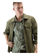 Modello indossa giacca camicia verde in cotone con tasche e zip Woolrich