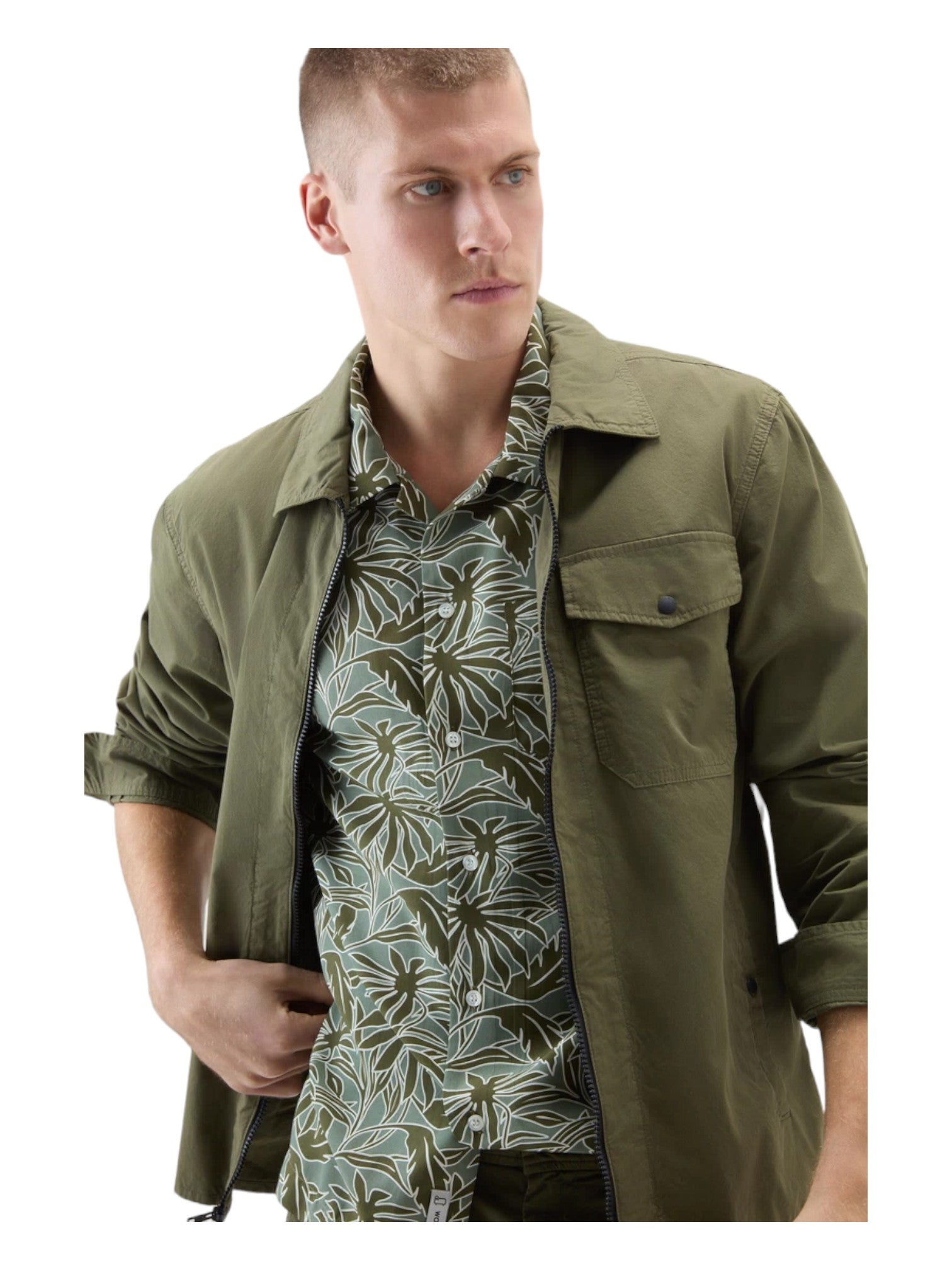 Modello indossa giacca camicia verde in cotone con tasche e zip Woolrich