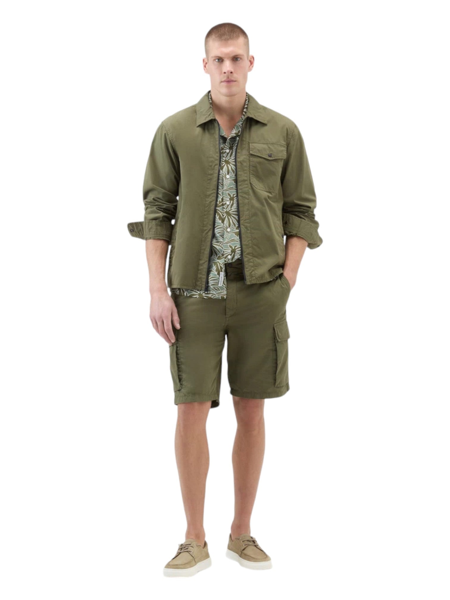 Modello indossa giacca camicia verde in cotone con tasche e zip Woolrich