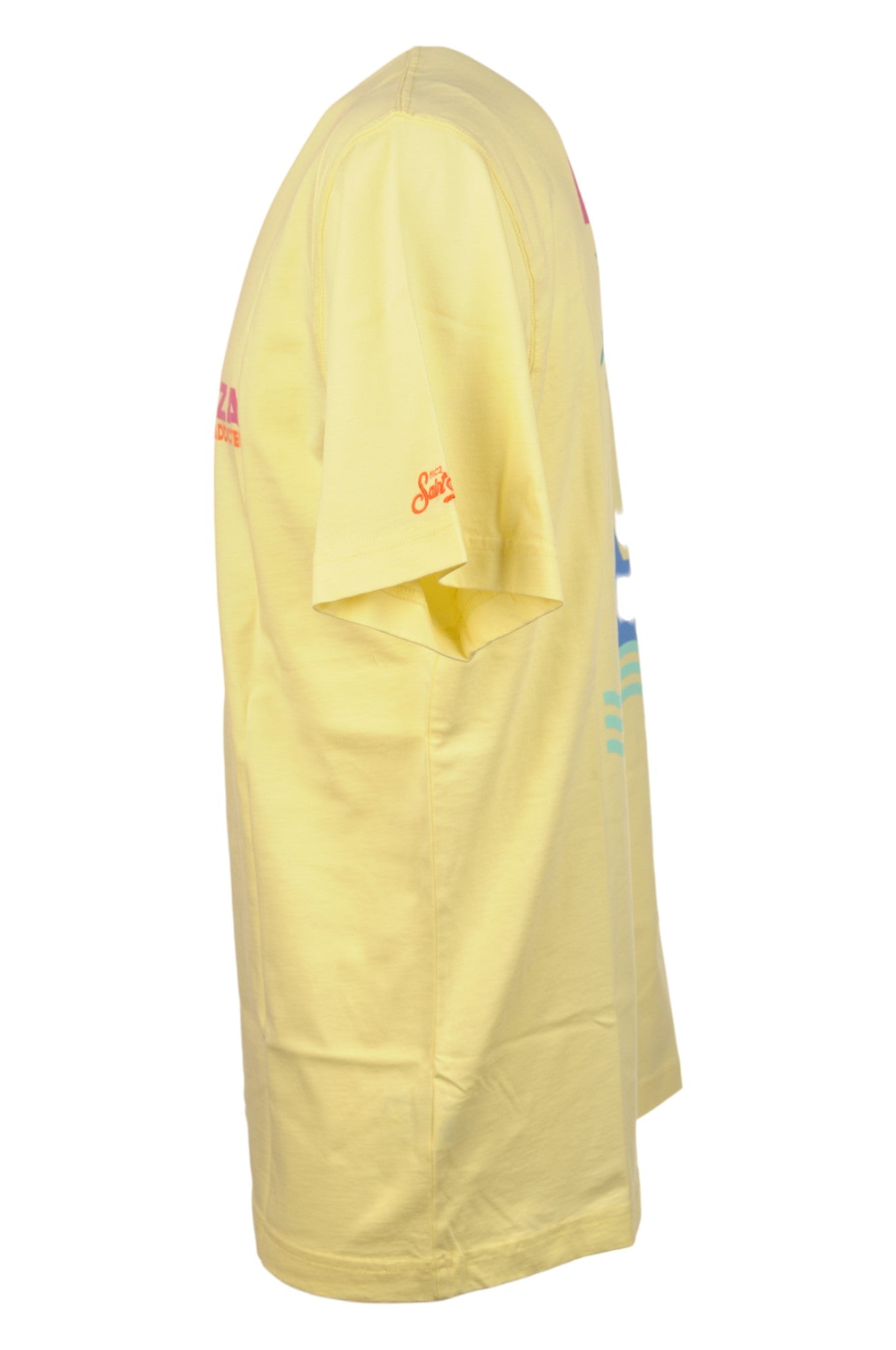 Close-up dettagli t-shirt giallo scritta “IBIZA addicted” Saint Barth