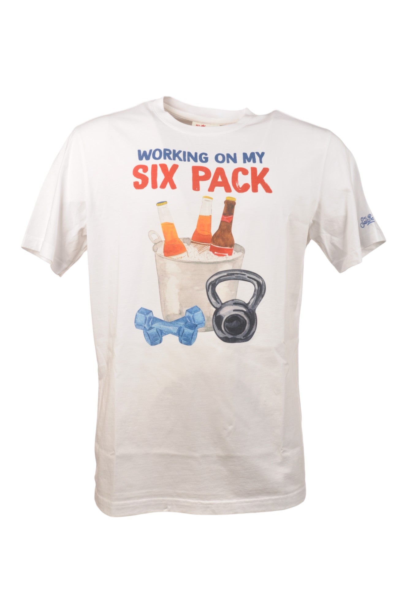 T-shirt su sfondo neutro da dietro t-shirt bianco scritta “Working on my Six Pack” Saint Barth cotone