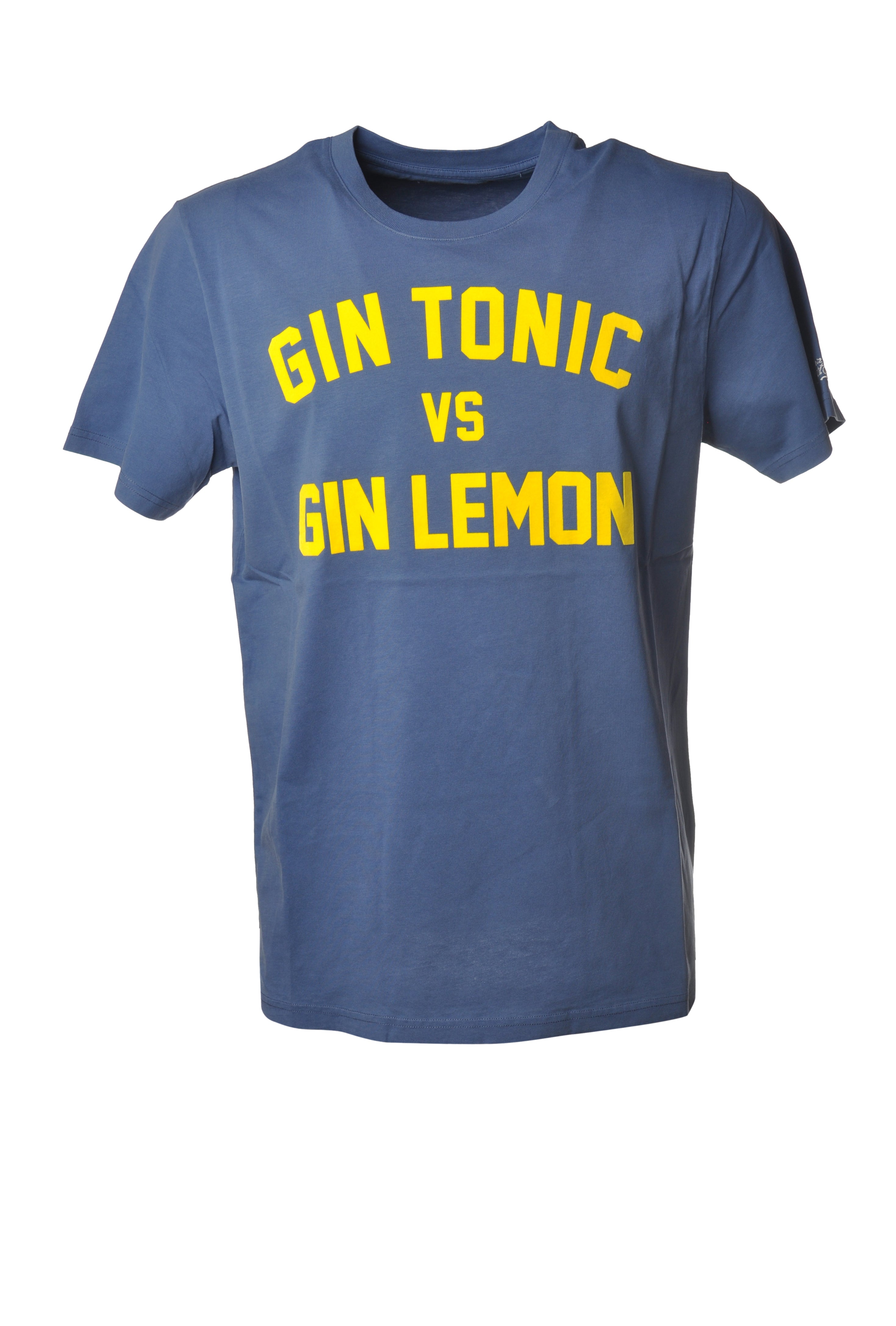 Close-up dettagli t-shirt blu scritta “Gin Tonic Vs Gin Lemon” Saint Barth cotone