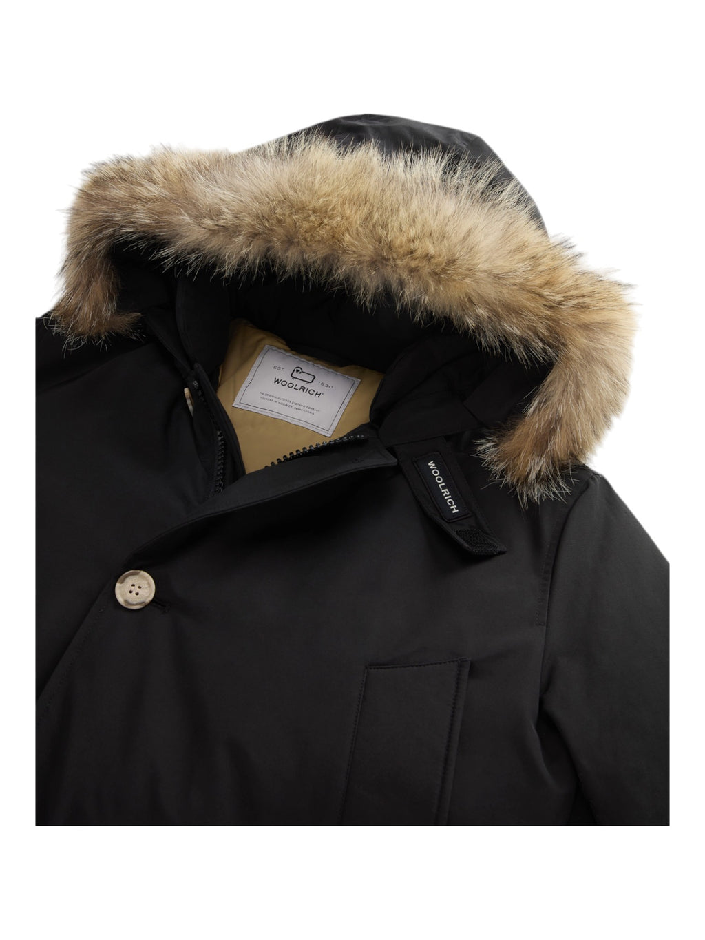 Modello indossa anorak nero in Ramar Cloth con pelliccia di coyote Woolrich