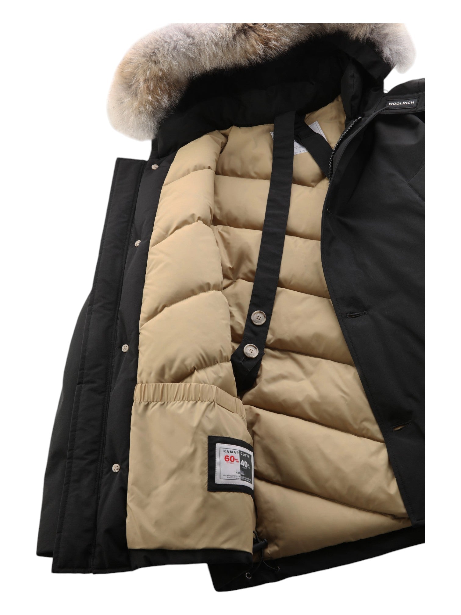 Modello indossa anorak nero in Ramar Cloth con pelliccia di coyote Woolrich