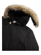 Modello indossa anorak nero in Ramar Cloth con pelliccia di coyote Woolrich