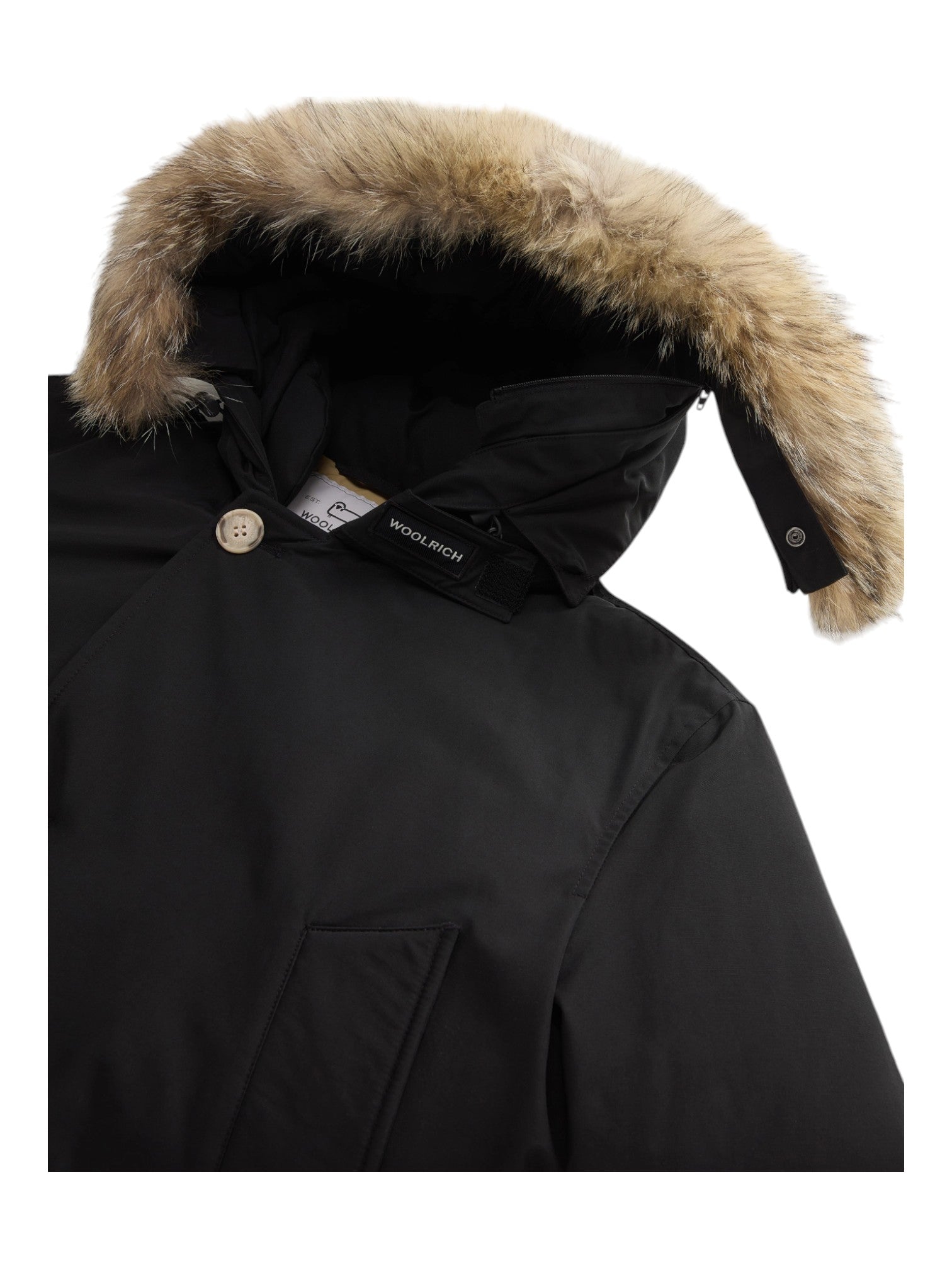 Modello indossa anorak nero in Ramar Cloth con pelliccia di coyote Woolrich