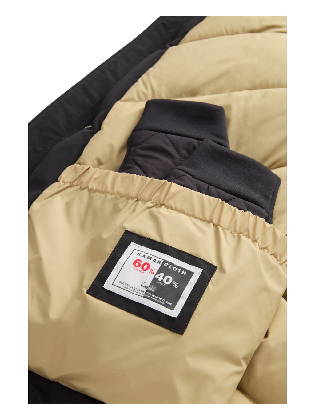 Modello indossa anorak nero in Ramar Cloth con pelliccia di coyote Woolrich