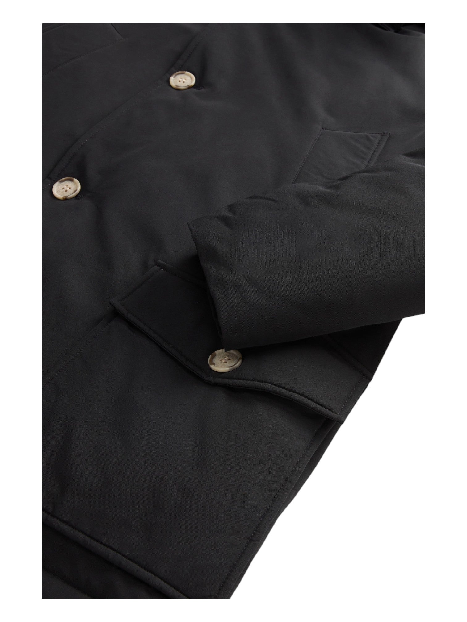 Modello indossa anorak nero in Ramar Cloth con pelliccia di coyote Woolrich