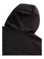 Modello indossa giacca nera Pacific Softshell con cappuccio e zip Woolrich